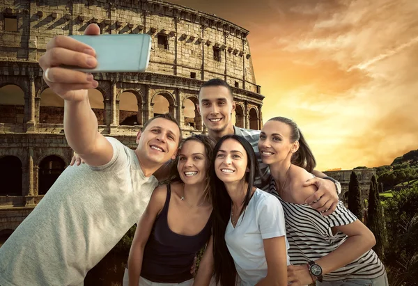 Self Group Dostları Dünyanın Popüler Seyahat Yerlerinden Biri Olan Roma — Stok fotoğraf