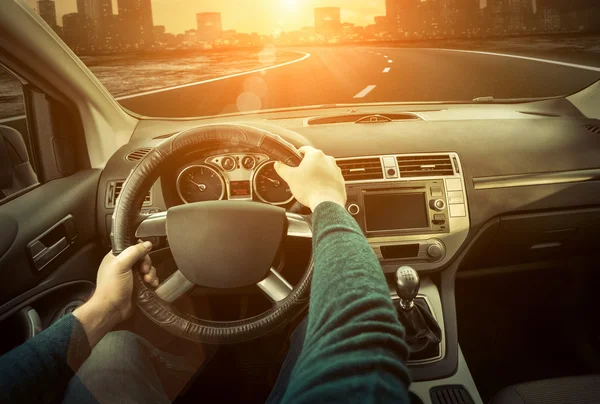 Hombre conduciendo un coche. —  Fotos de Stock