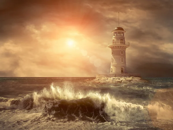 Deniz gökyüzü altında deniz feneri