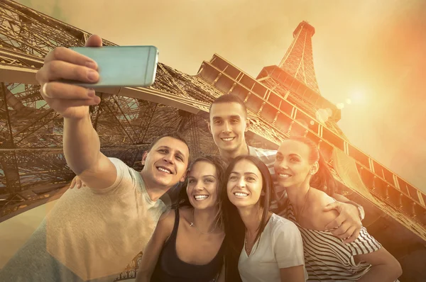 在世界上最受欢迎的旅游胜地之一 埃菲尔铁塔上的团体朋友 免版税图库图片