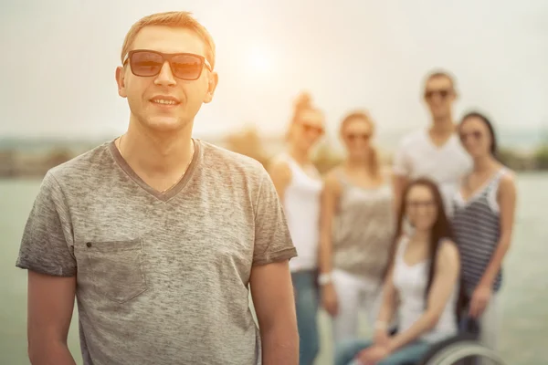 Jóvenes Muelle Con Ellos Amigos Discapacitados Imagen de stock