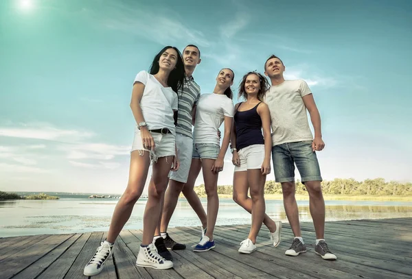 Grupo Amigos Felices Bajo Luz Del Sol Imagen De Stock