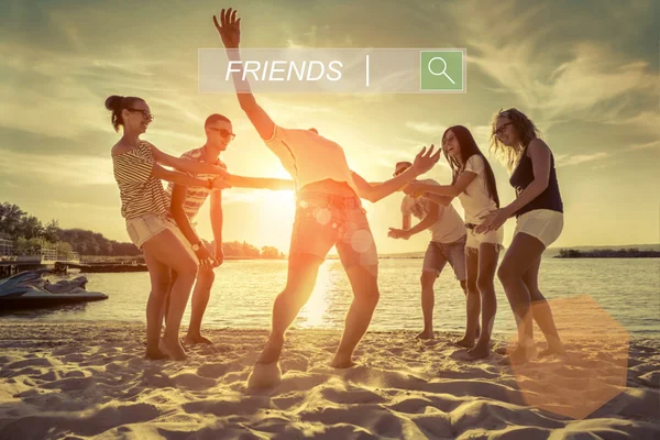 Amici Divertente Gioco Sulla Spiaggia Sotto Luce Del Sole Del Foto Stock