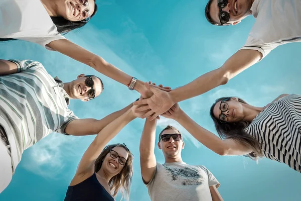 Gruppo Amici Sulla Spiaggia Alla Luce Del Sole Immagine Stock