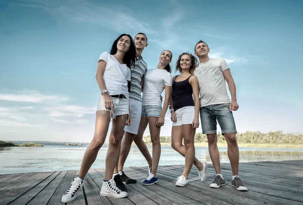 Gruppo Amici Della Felicità Sotto Luce Del Sole Fotografia Stock