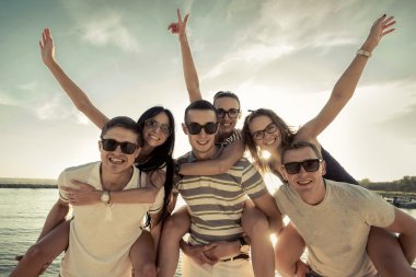 Arkadaşlar eğlenceli plaj 