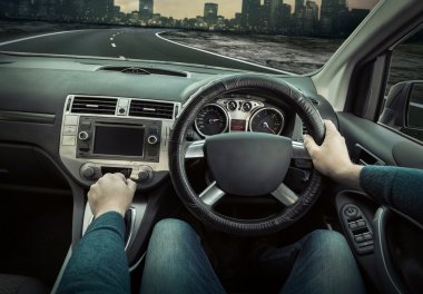 Araba süren bir adam..  