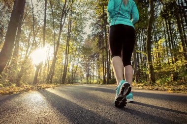 sonbahar ormandaki Runner