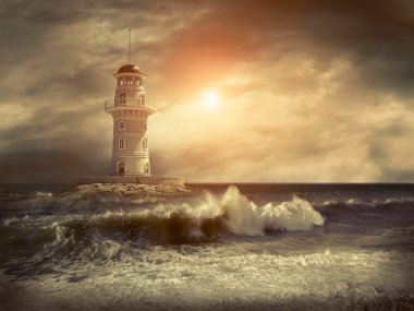 Deniz gökyüzü altında deniz feneri