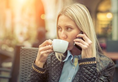 Telefon ve kafede kahve kadın ile 