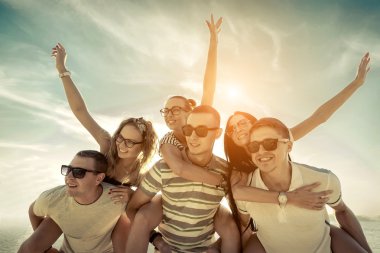 Arkadaşlar eğlenceli plaj 