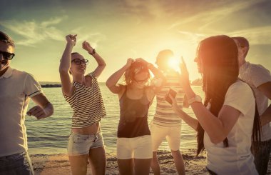 Sahilde arkadaşlar komik dans 