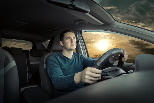 Hombre conduciendo un coche. —  Fotos de Stock