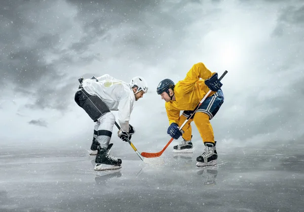 冰上曲棍球球员在行动 — 图库照片