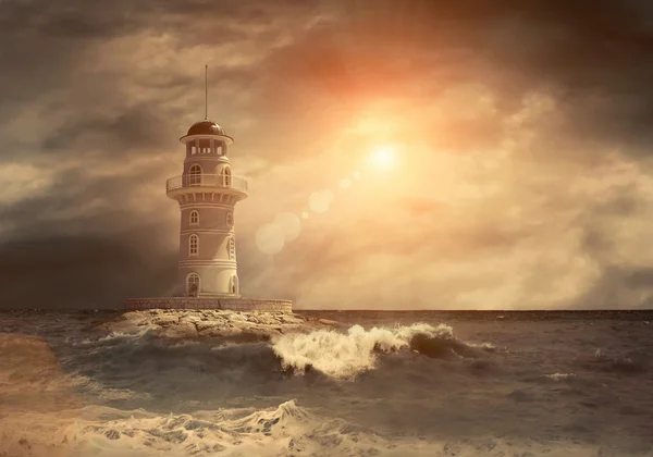 Vuurtoren op de zee onder hemel — Stockfoto