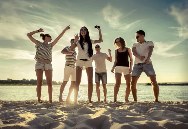 Amigos baile divertido en la playa —  Fotos de Stock