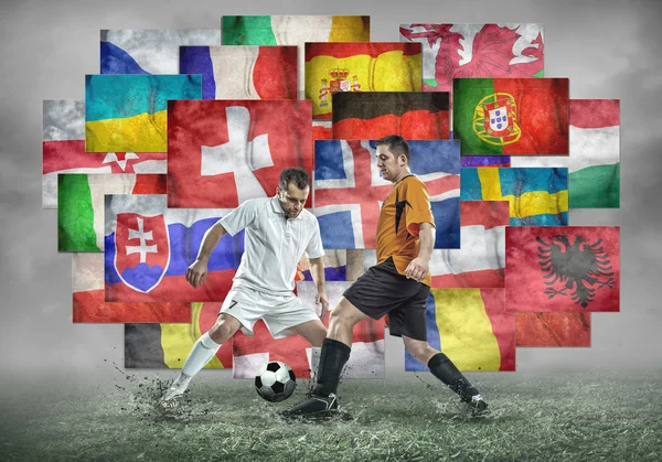 Giocatori di calcio su sfondo bandiere — Foto Stock