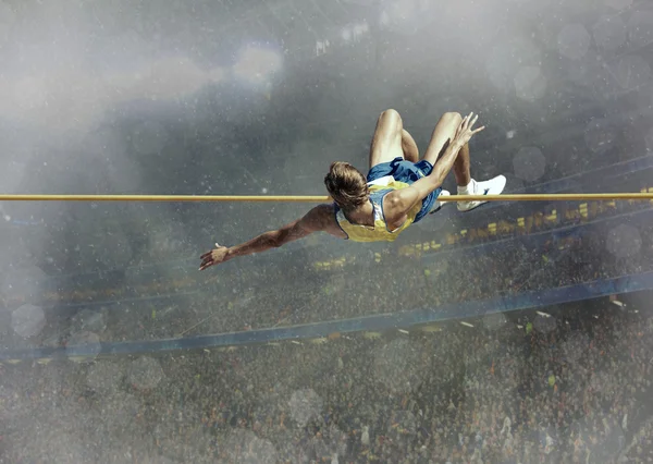 Спортсмен в действии прыжка в высоту — стоковое фото