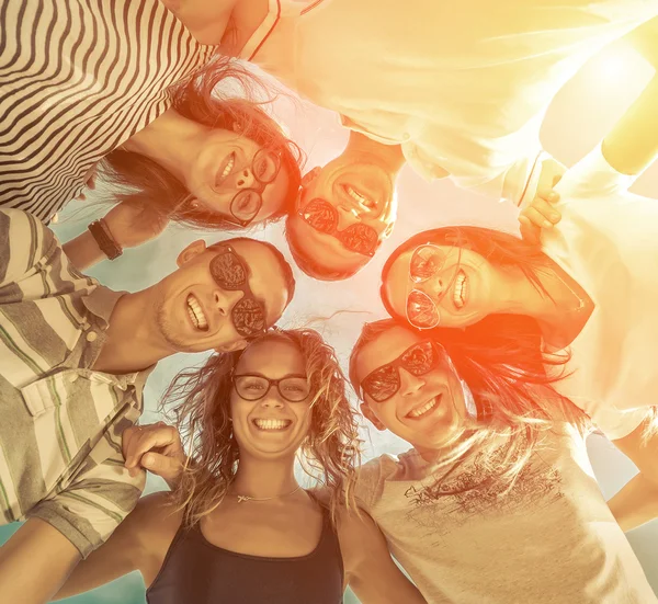 Gruppe Von Freunden Strand Unter Sonnenlicht — Stockfoto