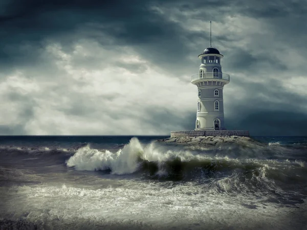 Faro en el mar bajo el cielo —  Fotos de Stock