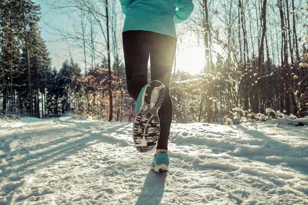 Mujer Corriendo en invierno — Foto de Stock