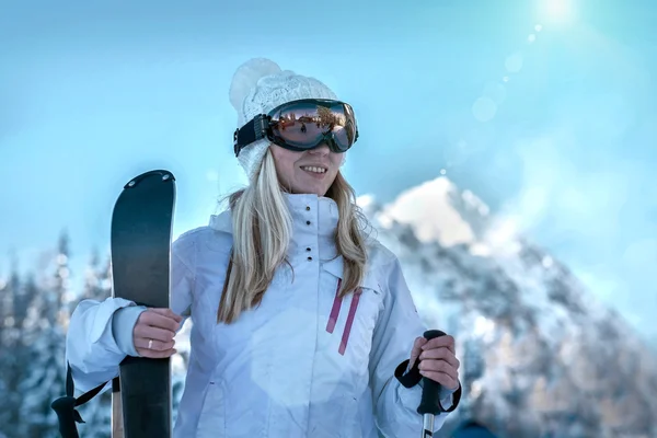 Mujer en estación de esquí — Foto de Stock