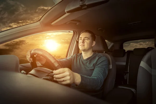 Man die in een auto rijdt. — Stockfoto