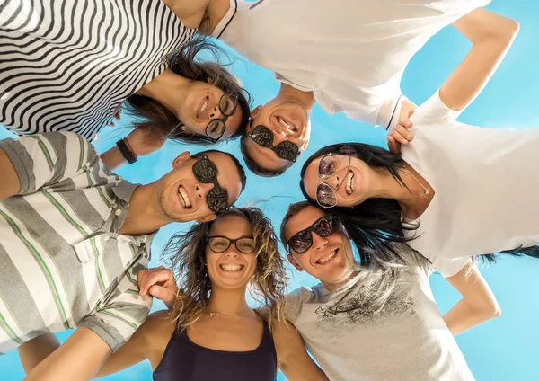 Groupe Amis Sur Plage Sous Soleil — Photo