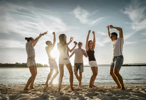 Amici divertente danza sulla spiaggia — Foto Stock