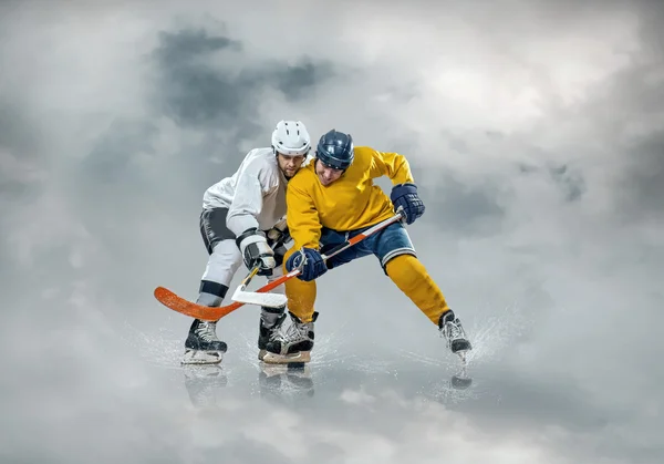 Jugadores de hockey sobre hielo en acción — Foto de Stock