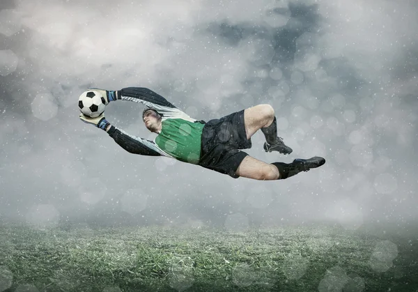 Fotbalový hráč s míčem v akci — Stock fotografie