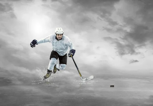 Giocatore di hockey su ghiaccio in azione — Foto Stock