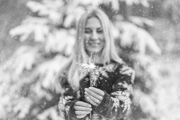 Žena s prskavky na zimu — Stock fotografie
