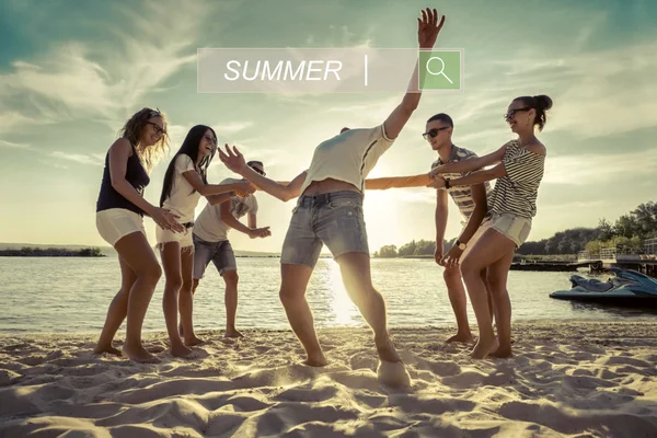 Amici Divertente Gioco Sulla Spiaggia Sotto Luce Del Sole Del — Foto Stock