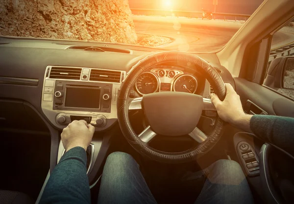 Homem dirigindo um carro. — Fotografia de Stock