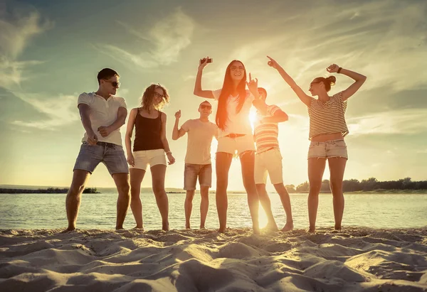 De grappige dans vrienden op het strand — Stockfoto