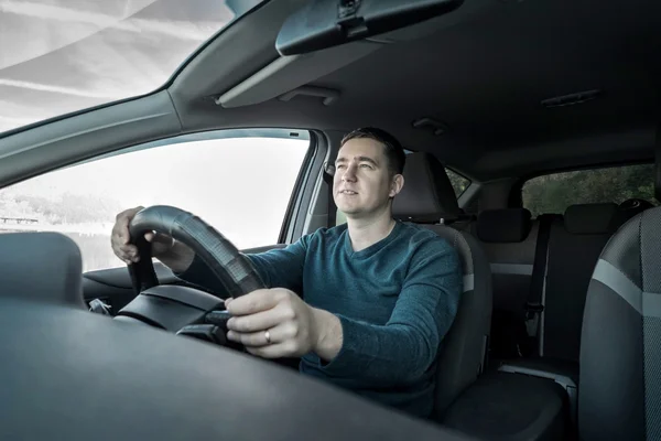 Mann fährt Auto — Stockfoto