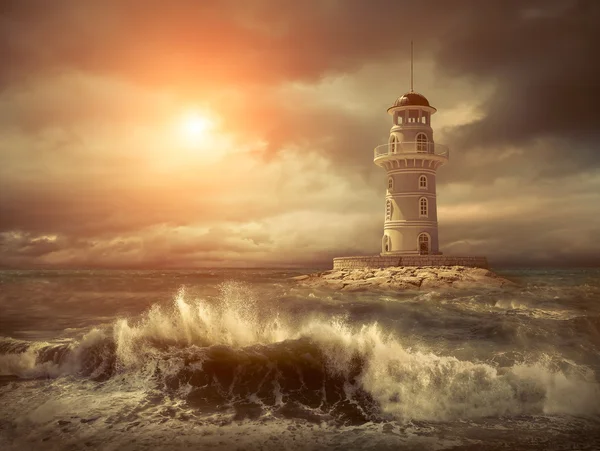 Faro en el mar bajo el cielo —  Fotos de Stock