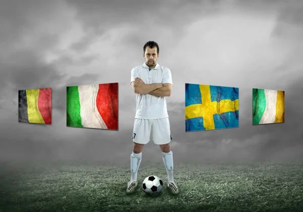 Jogador de futebol em campo — Fotografia de Stock