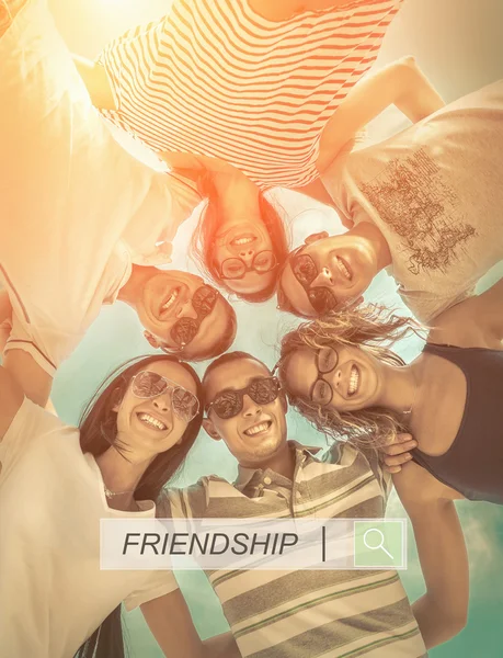 Gruppe Von Freunden Strand Unter Sonnenlicht — Stockfoto