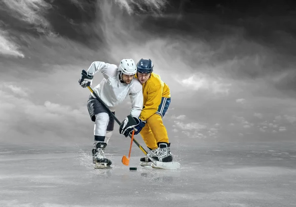 Jugadores de hockey sobre hielo en acción —  Fotos de Stock