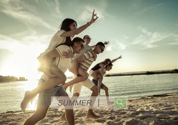 Vrienden leuk op het strand — Stockfoto