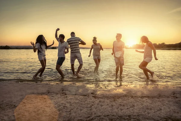 Sylwetka Grupy Młodych Ludzi Plaży — Zdjęcie stockowe
