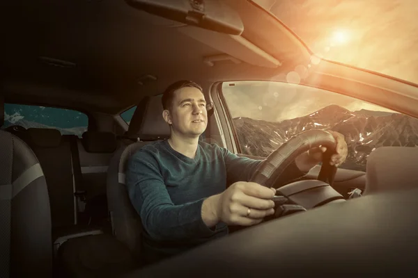 Homem dirigindo um carro. — Fotografia de Stock