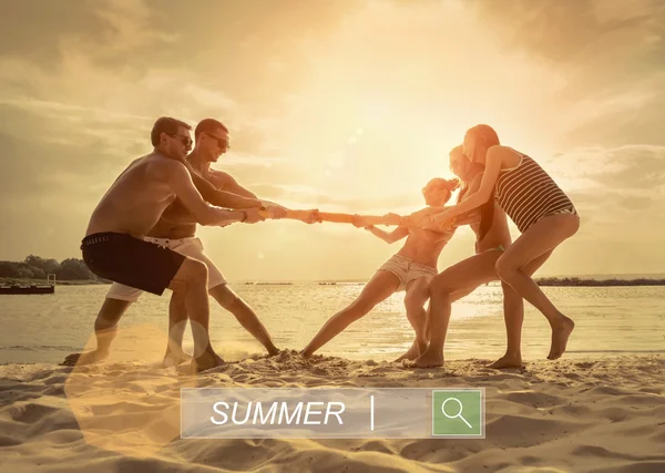 Amigos Divertido Tirón Guerra Playa Bajo Luz Del Sol Puesta —  Fotos de Stock