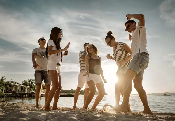 Amigos baile divertido en la playa —  Fotos de Stock