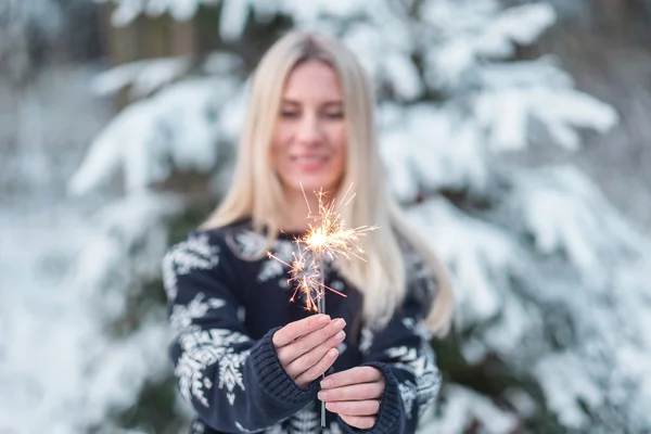 Mulher com brilhos no inverno — Fotografia de Stock