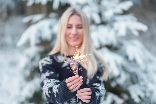 Dziewczyny z ognie w zimie — Zdjęcie stockowe