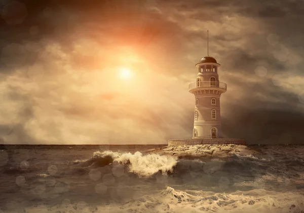 Faro en el mar bajo el cielo — Foto de Stock