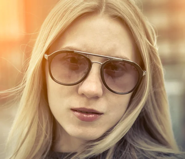 Porträtt av blond kvinna — Stockfoto